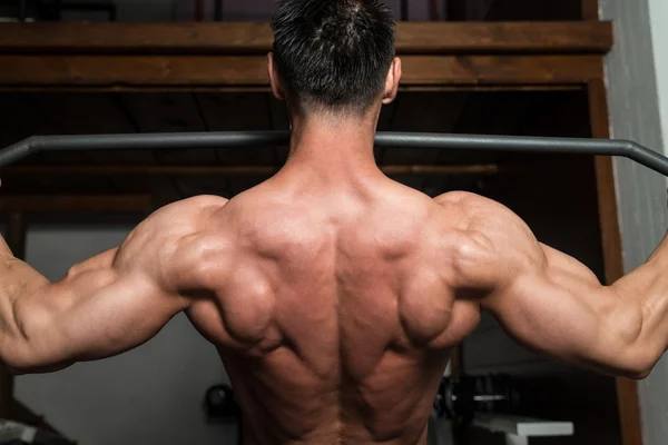 Joven saludable haciendo ejercicio para la espalda — Foto de Stock