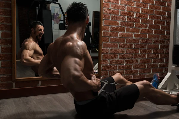 Giovane bodybuilder che fa esercizio fisico pesante per la schiena — Foto Stock