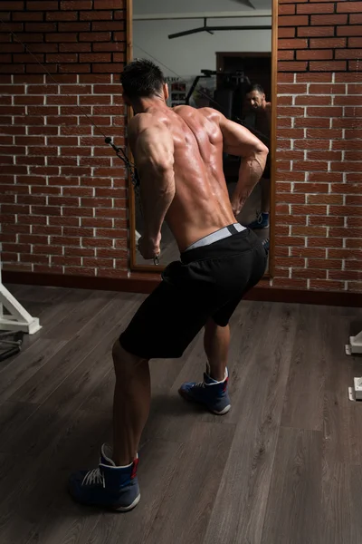 Jovem saudável fazendo exercício para as costas — Fotografia de Stock