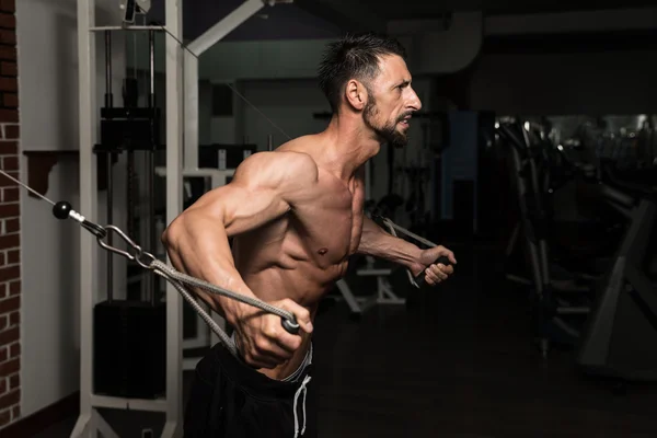 Crossover de cable de entrenamiento en el pecho —  Fotos de Stock