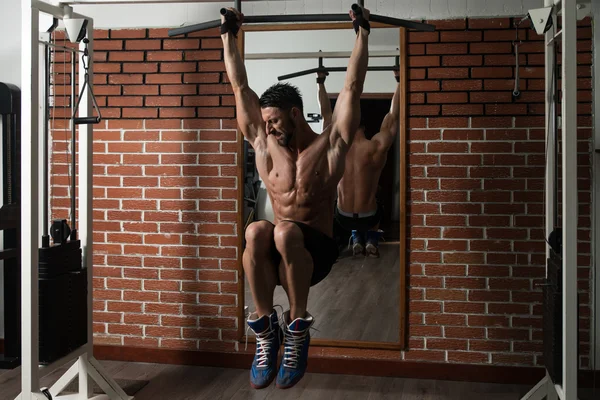 Gesunder Mann macht Sport für Bauchmuskeln — Stockfoto