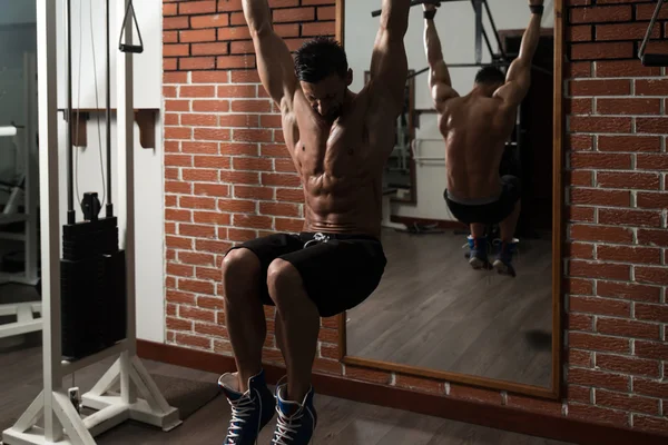 Gesunder Mann macht Sport für Bauchmuskeln — Stockfoto