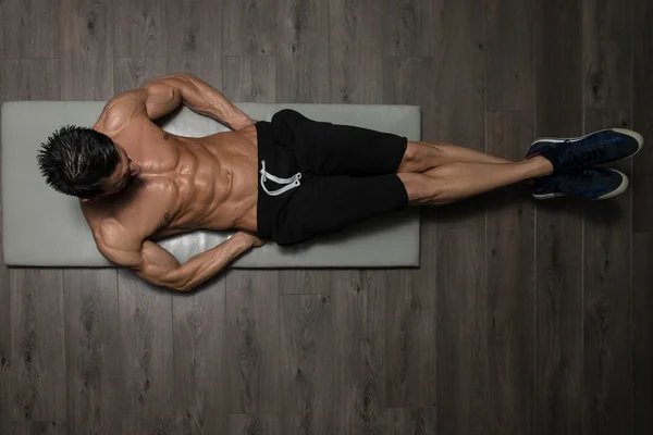 Hombre sano haciendo ejercicio abdominal en Foor — Foto de Stock