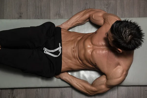 Hombre sano haciendo sentadillas en Foor — Foto de Stock