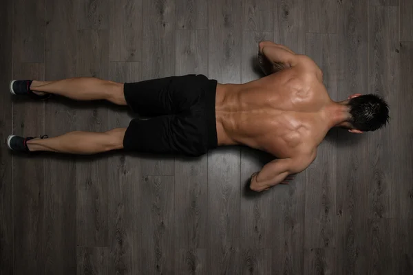 Healthy Man Doing Press Ups In Gym — Stock Photo, Image