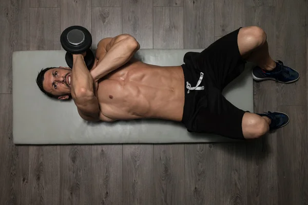 Hombre sano haciendo tríceps Ejercítate en Foor —  Fotos de Stock