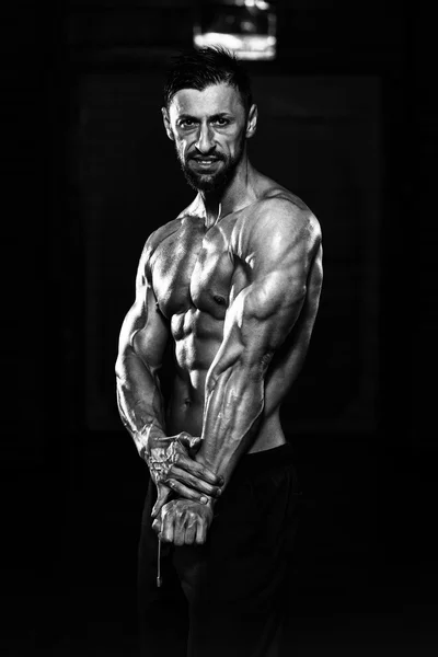 Υγιή άνθρωπο που δείχνει το καλά εκπαιδευμένο Triceps — Φωτογραφία Αρχείου