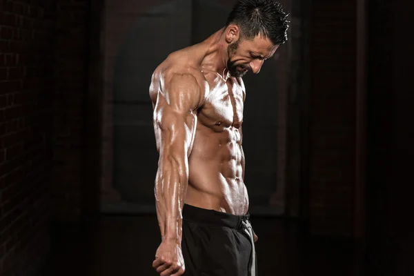 Zdravý muž ukazuje svou dobře vyškolených Triceps — Stock fotografie