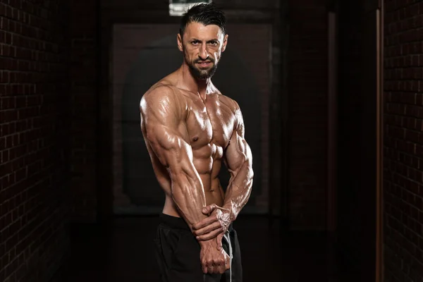 Hombre sano mostrando sus tríceps bien entrenados — Foto de Stock