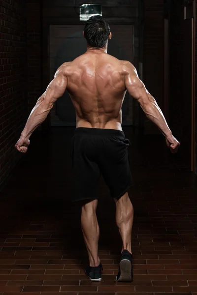 Fisicamente o homem mostrando suas costas bem treinadas — Fotografia de Stock
