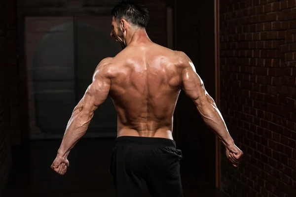 Físicamente el hombre mostrando su espalda bien entrenada — Foto de Stock