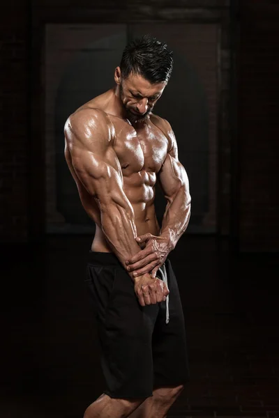 Hombre sano Flexing Músculos — Foto de Stock