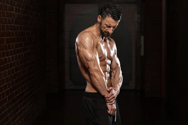 Hombre sano mostrando sus tríceps bien entrenados — Foto de Stock