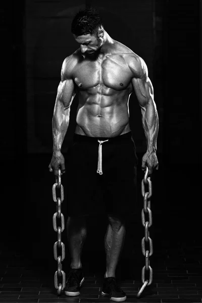 Homem com correntes mostrando seu corpo bem treinado — Fotografia de Stock