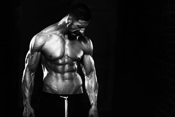 Homem com correntes mostrando seu corpo bem treinado — Fotografia de Stock