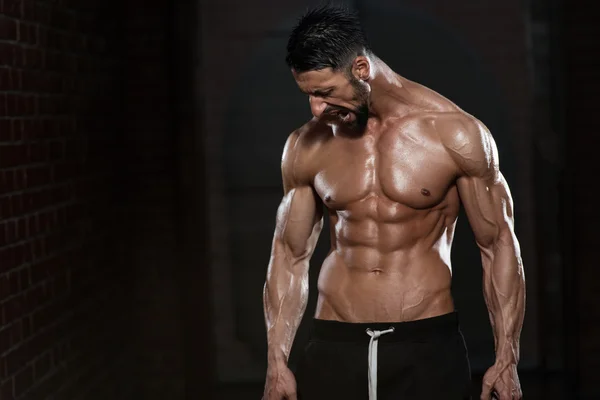 Hombre con cadenas mostrando su cuerpo bien entrenado — Foto de Stock