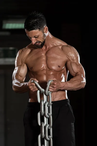 Exercício de bíceps com correntes — Fotografia de Stock