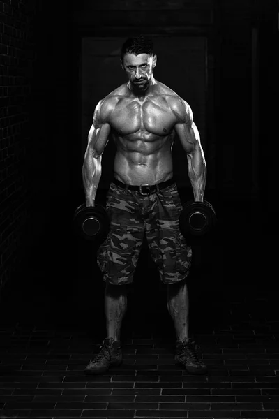 Bodybuilder Exercising Biceps With Dumbbells — Stock Photo, Image