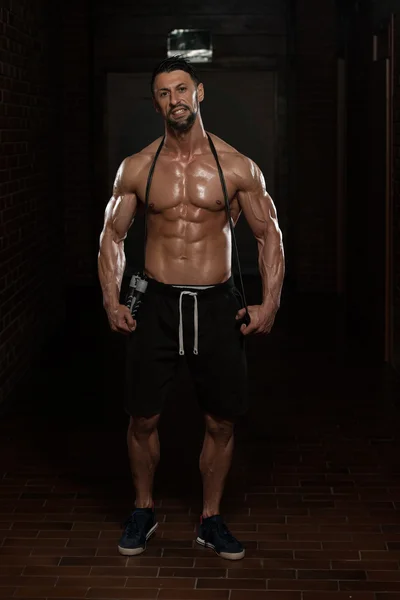 Przystojny mięśni mężczyzna z skakanka — Zdjęcie stockowe