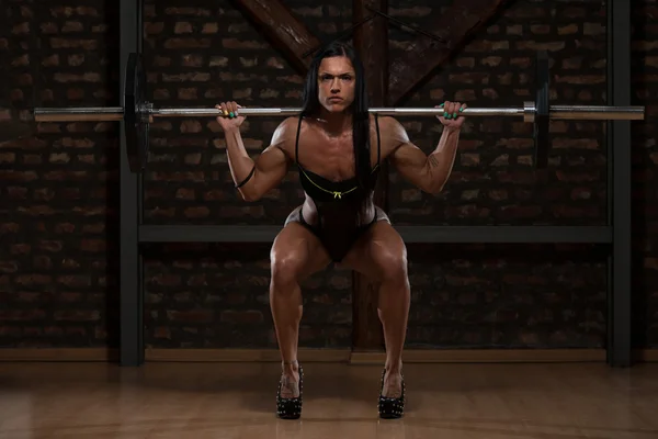 Jeune femme en sous-vêtements exercice Barbell Squat — Photo