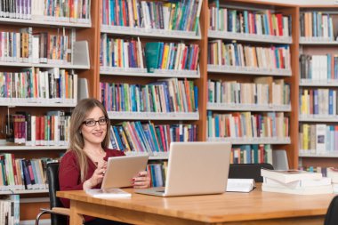 Üniversitede okuyan genç öğrenci