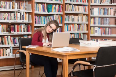 Karışık kız öğrencinin sınav için pek çok kitap okuma