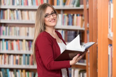 Bayan Üniversite öğrenci kitaplığı