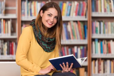 Kütüphane içinde Laptop ile mutlu kız öğrenci