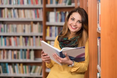 bir kitaplıktaki bir öğrenci portresi