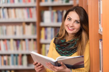Kütüphane kitap ile mutlu kız öğrenci