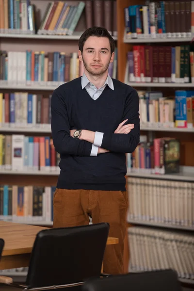 Retrato de estudante inteligente na biblioteca — Fotografia de Stock