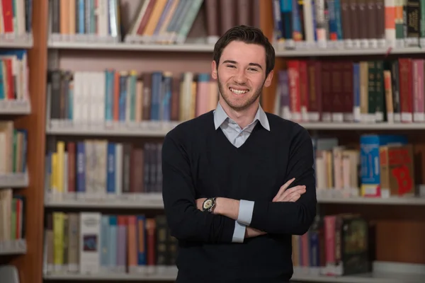 Porträt eines cleveren Studenten in der Bibliothek — Stockfoto