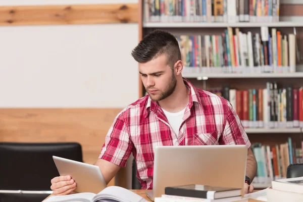 Stressad Student gör sina läxor vid skrivbordet — Stockfoto