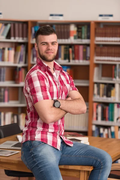 Retrato de estudante caucasiano inteligente — Fotografia de Stock