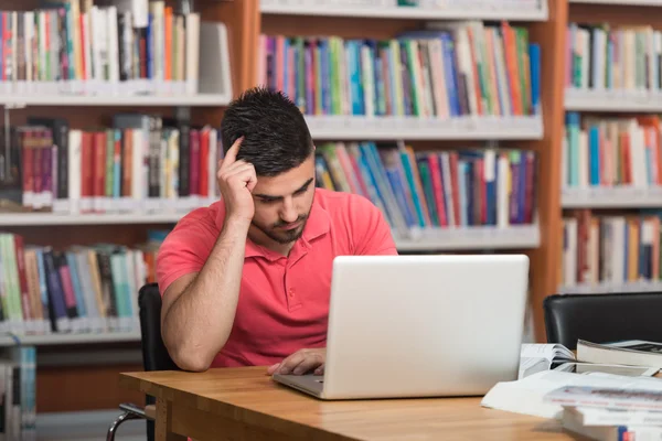 Estudante universitário masculino estressado sobre sua lição de casa — Fotografia de Stock