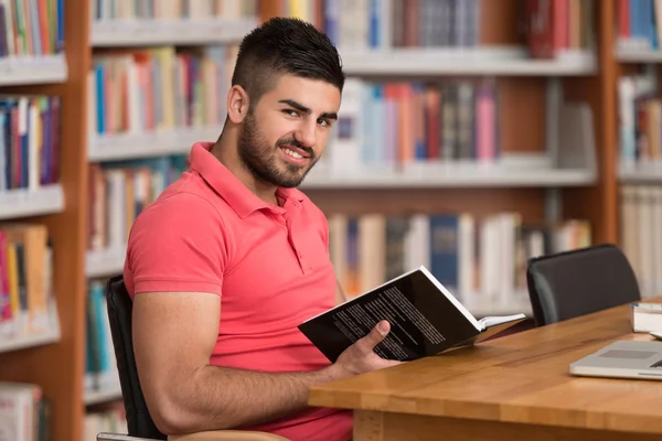 Gelukkig mannelijke Student met Laptop In bibliotheek — Stockfoto