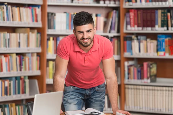 Mužský College Student v knihovně — Stock fotografie