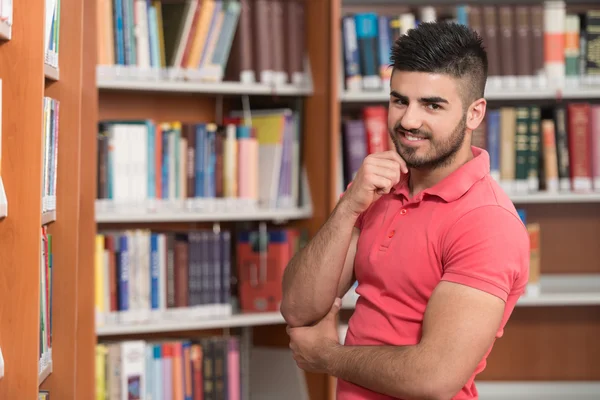 Portret student w bibliotece — Zdjęcie stockowe