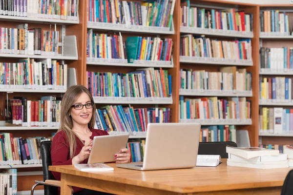 Ung Student som studerar på College — Stockfoto