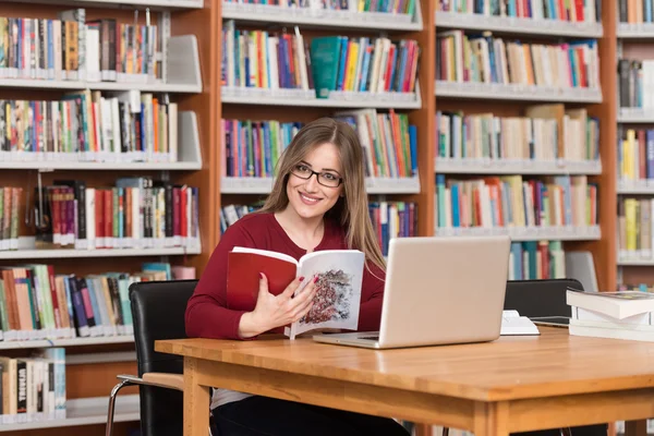 Estudiante joven estudiando en la universidad —  Fotos de Stock