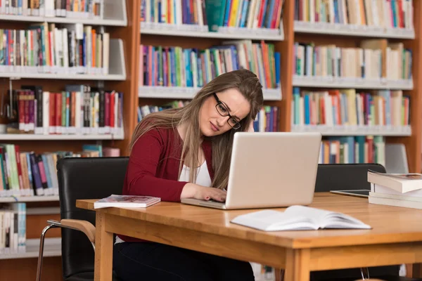 Mujer universitaria estresada por su tarea —  Fotos de Stock