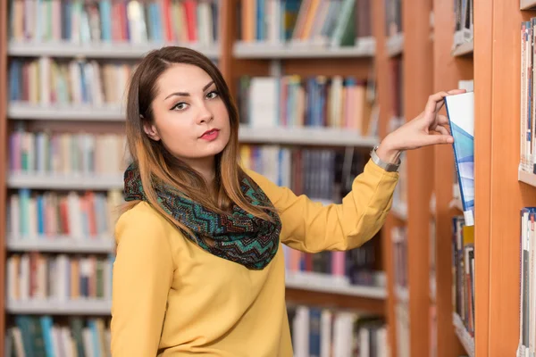 Porträtt av en student i ett bibliotek — Stockfoto