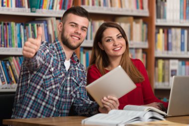 Başparmak göstermek yukarıya bir Kitaplığı'nda genç öğrenciler