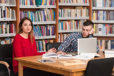 Erkek öğrenci Kitaplığı'nda uyku