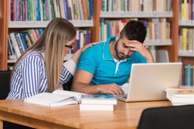 yorgun öğrenci Kitaplığı'nda uyuyor