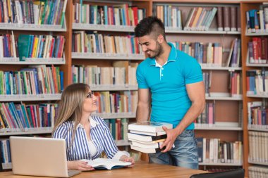 Birlikte çalışmak için soran yakışıklı erkek öğrenci