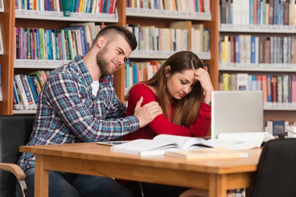 Estudante cansado dormindo na biblioteca — Fotografia de Stock