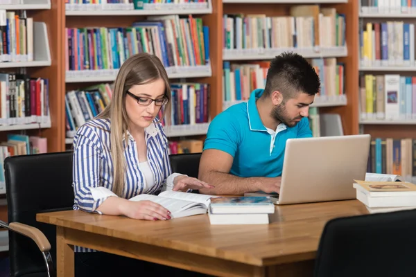 Φοιτητές, χρησιμοποιώντας έναν υπολογιστή δισκίο σε μια βιβλιοθήκη — Φωτογραφία Αρχείου