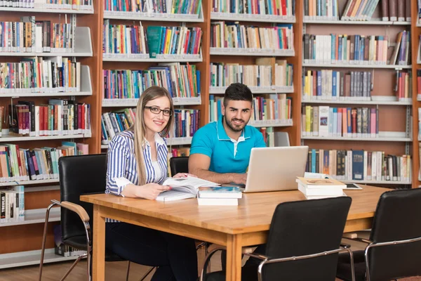 Studenten met behulp van een Tablet-PC In een bibliotheek — Stockfoto