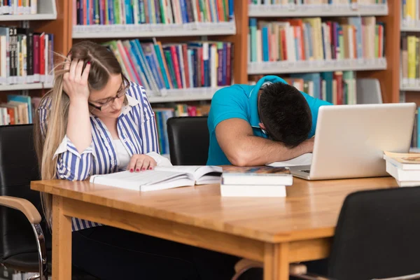 Manlig Student sover i biblioteket — Stockfoto